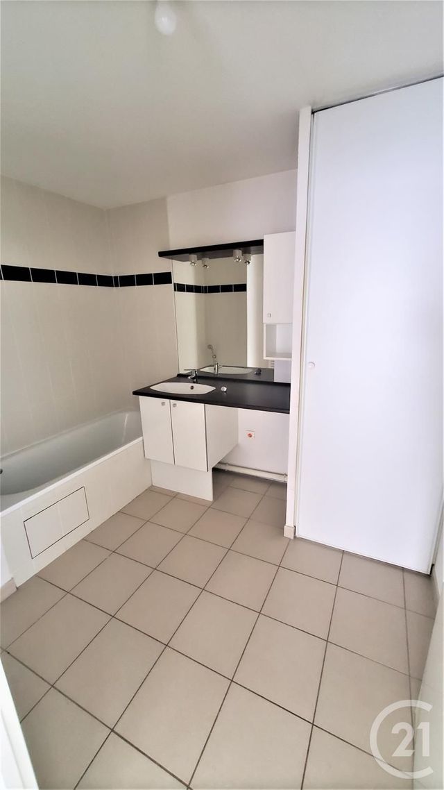 Appartement F3 à louer - 3 pièces - 65.21 m2 - ST SEBASTIEN SUR LOIRE - 44 - PAYS-DE-LOIRE - Century 21 By Ouest