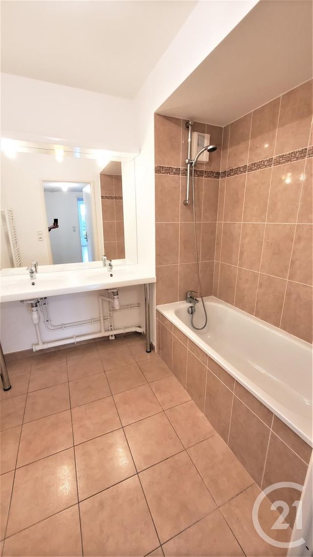 Appartement F3 à louer - 3 pièces - 62.11 m2 - BOUGUENAIS - 44 - PAYS-DE-LOIRE - Century 21 By Ouest